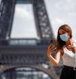 Mulher com máscara tira foto em frente à Torre Eiffel
09/08/2020
REUTERS/Benoit Tessier  Foto: Reuters