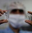 A vacina de Oxford, criada em parceria com a AstraZeneca, está na fase final de testes  Foto: EPA / BBC News Brasil