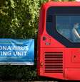 Passageira usa máscara de proteção em ônibus perto de cartas sobre centro de testagem para Covid-19 em Londres
04/08/2020 REUTERS/Toby Melville  Foto: Reuters