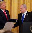 Trump cumprimenta Netanyahu durante entrevista coletiva na Casa Branca, em janeiro deste ano
28/01/2020
REUTERS/Joshua Roberts  Foto: Reuters