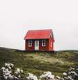 Vista de uma casinha simpática em Iceland, na Europa  Foto: Luke Stackpoole / Unsplash / Reprodução