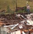 Tornados destelharam casas na cidade de Água Doce, em SC  Foto: Reprodução NDTV / Estadão Conteúdo