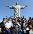 O Ministro do Meio Ambiente, Ricardo Salles (c/ de colete verde) fala com a imprensa no platô do Cristo Redentor, na zona sul do Rio de Janeiro, neste sábado, 15 de agosto de 2020. "(Esta cerimônia) simboliza a reabertura do Brasil ao turismo, ao desenvolvimento, ao cuidado ambiental, a toda preocupação social que o presidente tem tido desde o início", declarou Salles, em evento restrito a convidados e autoridades.   Foto: Wilton Junior / Estadão Conteúdo