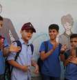 Abdel-Rahman Al-Shantti (ao centro, de boné), rapper de 11 anos de Gaza, é cercado por estudantes durante performance
16/08/2020 REUTERS/Mohammed Salem  Foto: Reuters