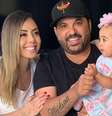 Deia e Edson com a graciosa Bella: família abre as portas de sua casa para a audiência virtual ...  Foto: Reprodução