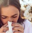 Contra alguns males, existem vacinas que nos imunizam para a vida, mas outros, como a gripe, exigem uma nova versão a cada ano  Foto: Getty Images / BBC News Brasil
