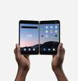 O smartphone Surface Duo, da Microsoft, marca o retorno da empresa de tecnologia ao mercado de aparelhos móveis  Foto: Reuters
