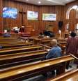 Worshipers maintain distance at Sunday service  Foto: EPA / Ansa - Brasil
