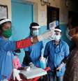 Funcionária de equipe médica mede temperatura de homem em escola em Mumbai, na Índia
10/08/2020
REUTERS/Francis Mascarenhas  Foto: Reuters