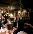 Bar em Tóquio que instalou barreiras de proteção em forma de aquário para evitar disseminação do novo coronavírus
06/08/2020
REUTERS/Issei Kato  Foto: Reuters
