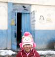 Criança posa para foto na entrada de sua escola em La Rinconada, no Peru
04/10/2019 REUTERS/Nacho Doce  Foto: Reuters