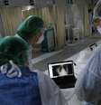 Profissionais da saúde observam exame de paciente da Covid-19 em hospital no Rio de Janeiro (RJ) 
02/07/2020
REUTERS/Ricardo Moraes  Foto: Reuters