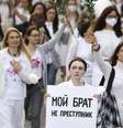 Mulheres vestidas de branco e carregando flores da mesma cor dominam os protestos em Belarus  Foto: DW / Deutsche Welle