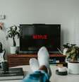 Streaming no sofá. Confira a seleção de filmes e séries para assistir nas principais plataformas, com a curadoria da equipe do Terra  Foto:  Mollie Sivaram/ Unsplash