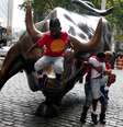 Crianças brincam em cima e estátua e touro localizada em frente à Bolsa de Valores de Nova York
19/08/2020 REUTERS/Carlo Allegri  Foto: Reuters