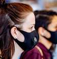 O look de 2020: máscaras que cobrem o rosto são obrigatórias para quem sai de casa  Foto: Getty Images / BBC News Brasil