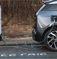 Demanda por baterias de maior duração, capazes de armazenar mais carga, provavelmente aumentará à medida que mais veículos tradicionais sejam substituídos por elétricos  Foto: Alamy / BBC News Brasil