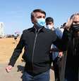 O presidente Jair Bolsonaro visita a Catedral de Brasília durante passeio, neste domingo (23). No local, ao ser perguntado por um repórter do jornal O Globo sobre o motivo dos depósitos feitos pelo ex-assessor Fabrício Queiroz à primeira-dama, Michelle Bolsonaro, o presidente respondeu: "A vontade que eu tenho é de encher sua boca de porrada".  Foto: Gabriela Biló / Estadão