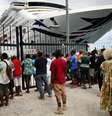 Trabalhadores locais à espera de um navio de cruzeiro em Vanuatu em dezembro de 2019; turismo foi severamente afetado  Foto: Mario Tama/Getty Images / BBC News Brasil