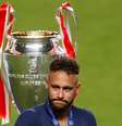 Neymar deixa o campo chorando após derrota na decisão da Liga dos Campeões  Foto: Matthew Childs / Reuters