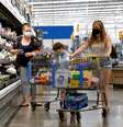 Clientes usam máscaras enquanto fazem compras em uma loja do Walmart em Bradford, Pensilvânia, EUA, 20 de julho de 2020. REUTERS/Brendan McDermid  Foto: Reuters