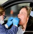 Profissional de saúde colhe amostra de mulher para teste de detecção de Covid-19 em Alkmaar, na Holanda
08/04/2020 REUTERS/Piroschka van de Wouw  Foto: Reuters
