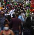 Pessoas caminham em rua de comércio popular no Rio de Janeiro em meio à flexibilização de restrições adotadas na pandemia de Covid-19
29/06/2020
REUTERS/Lucas Landau  Foto: Reuters