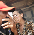 Os irmãos Rosalino e Miraceli de Oliveira tentam se proteger da fumaça nas proximidades de casa, perto de Porto Velho, em foto recente; milhões de pessoas são afetadas por níveis de poluição acima do recomendado na Amazônia, alerta relatório  Foto: REUTERS/Ueslei Marcelino / BBC News Brasil