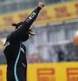 O protesto de Lewis Hamilton com o punho cerrado   Foto: AFP / Grande Prêmio