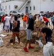 Moradores se preparam para chegada de Laura  Foto: Reuters / BBC News Brasil