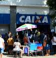 Fila para saque do auxílio emergencial em agência da Caixa  Foto: PAULO CARNEIRO/PHOTOPRESS / Estadão Conteúdo