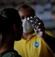 Funcionário de supermercado em Brasília controla a temperatura de cliente. REUTERS/Ueslei Marcelino  Foto: Reuters