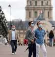 Pessoas com máscaras de proteção facial na ponte Alexandre III, em Paris
28/08/2020
REUTERS/Charles Platiau  Foto: Reuters