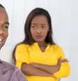 Homem falando no celular e mulher desconfiada  Foto: Shutterstock / Alto Astral