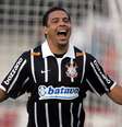 Ronaldo comemora gol contra o São Paulo em clássico disputado em 2009  Foto: Djalma Vassão / Gazeta Press