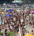 Banhistas lotam a Praia do Leblon, na zona sul da cidade do Rio de Janeiro, neste domingo. O decreto municipal liberou os ambulantes e o banho de mar-mas não a permanência na areia.  Foto: Wilton Junior / Estadão Conteúdo