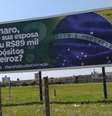 Outdoor em Rio Claro, no interior de São Paulo, questiona valor recebido por Michelle Bolsonaro   Foto: Divulgação