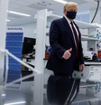 Trump em visita a fábrica da candidata a vacina Novavax, no Estado da Carolina do Norte  Foto: REUTERS/Carlos Barria / BBC News Brasil