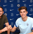 Havertz ao lado de Frank Lampard, técnico do Chelsea (Foto: Divulgação/Chelsea)  Foto: Gazeta Esportiva