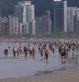 Movimentação em praia da cidade de Santos (SP), neste sábado  Foto: Fabrício Costa / Futura Press