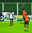 Jogadores do Figueirense durante aquecimento antes da partida contra o Paraná   Foto: Pierre Rosa/Agif - Agência de Fotografia / Estadão