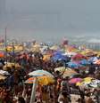 Movimentação intensa de banhistas na praia da Barra da Tijuca, na zona oeste do Rio de Janeiro  Foto: Wilton Junior / Estadão