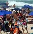 Movimentação intensa de banhistas na praia da Barra da Tijuca, na zona oeste do Rio de Janeiro  Foto: Wilton Junior / Estadão Conteúdo