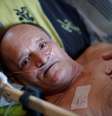 Alain Cocq, de 57 anos, sofre de uma doença rara que faz com que as suas artérias se comprimam  Foto: Reuters / BBC News Brasil