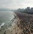 Pessoas se aglomeram na praia de Ipanema, em meio à pandemia do coronavírus. 6/9/2020. REUTERS/Pilar Olivares  Foto: Reuters