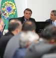 Jair Bolsonaro conversa com os ministro durante reunião do governo  Foto: Marcos Corrêa/PR
