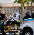 Técnicos de emergência médica (EMT) saem com um paciente no Hialeah Hospital, onde pacientes com doença coronavírus (COVID-19) são tratados, em Hialeah, Flórida, EUA. 29/07/2020. REUTERS/Marco Bello. 


   Foto: Reuters