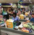 Consumidores em supermercado no Rio de Janeiro. REUTERS/Sergio Moraes  Foto: Reuters