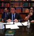 Bolsonaro insistiu para saber se a youtuber mirim Esther Castilhos, de dez anos, que participava da transmissão ao seu lado, tomaria uma vacina 'sem comprovação científica'  Foto: Reprodução Facebook / Estadão Conteúdo
