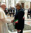 Papa Francisco com o prefeito de Lampedusa, Salvatore 'Totò' Martello  Foto: ANSA / Ansa - Brasil